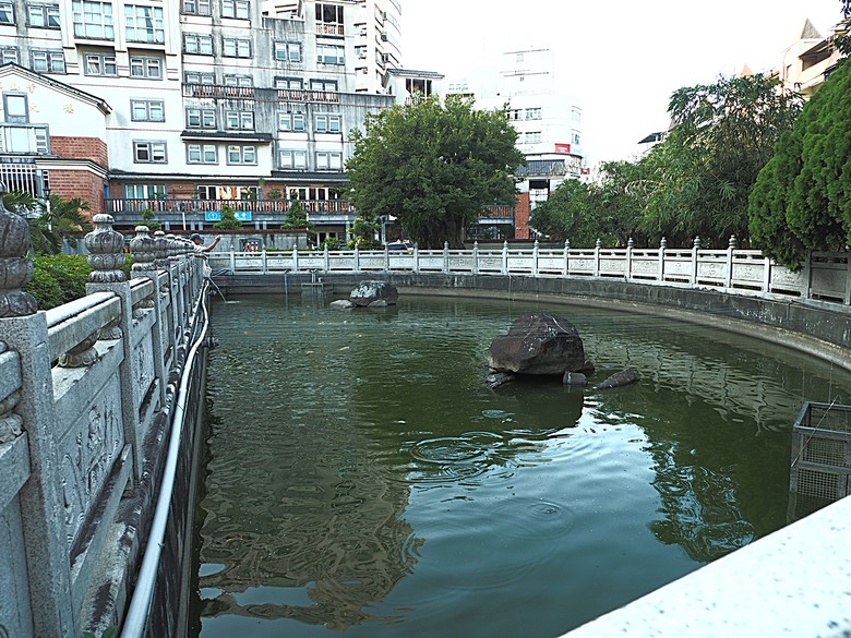 【小惡魔金龍踏春】鄞山寺(汀州會館)、龍山寺、清水巖、福佑宮、重建街、日本警官宿舍、滬尾小學校禮堂，附掛真理街阿給 — 淡水古蹟一日行旅 上半場