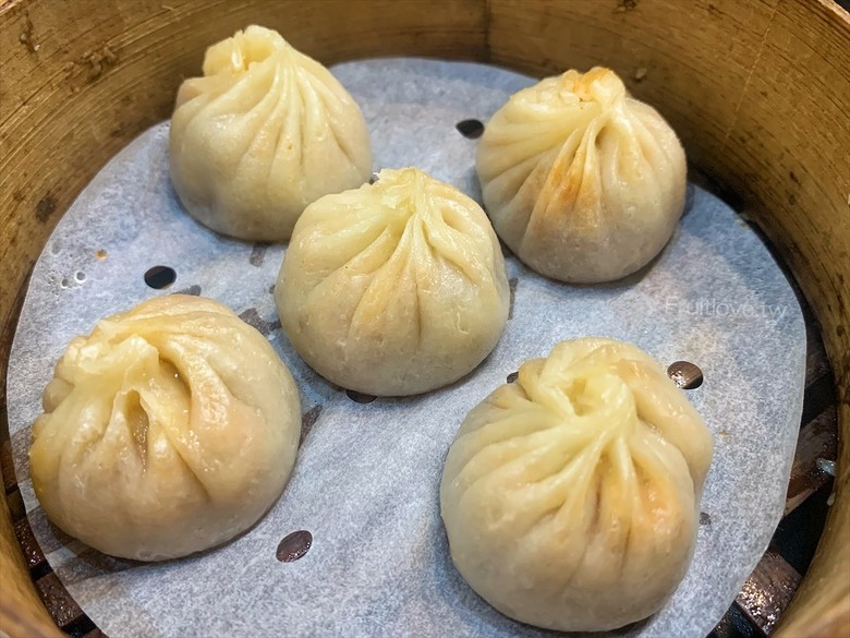 市場旁手工小籠湯包口味多樣，麻辣鴨血深坑臭豆腐必點