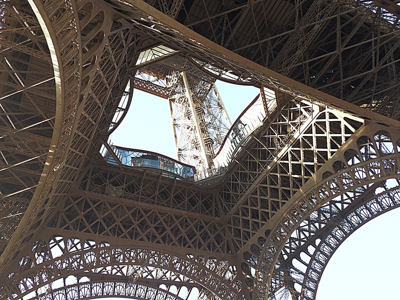 艾菲爾鐵塔(Tour Eiffel)、蒙馬特(Montmartre)、聖心堂(Basilique du Sacré-Cœur de Montmartre),外掛拉法葉百貨 巴黎奧斯曼旗艦店(Galeries Lafayette Haussmann)、莎瑪麗丹百貨(La Samaritaine) — 引領流行的時尚與藝術之都 — 2023年冬季歐洲行旅 第九部