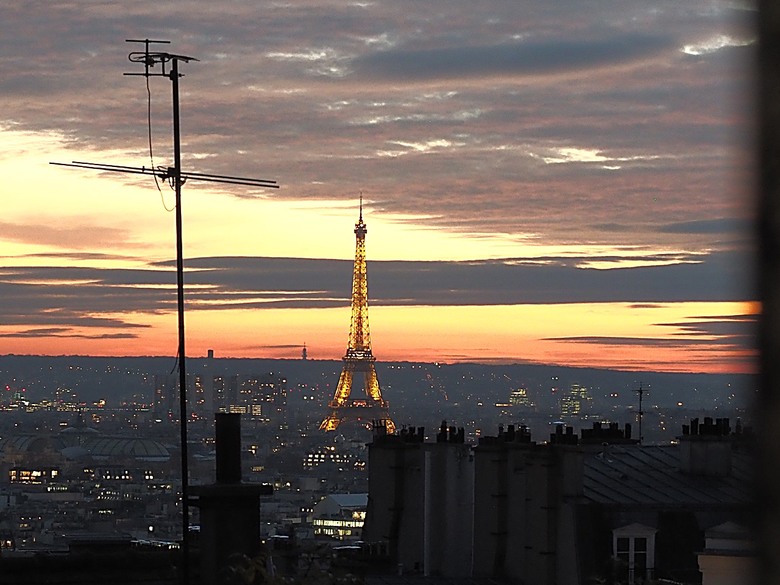 艾菲爾鐵塔(Tour Eiffel)、蒙馬特(Montmartre)、聖心堂(Basilique du Sacré-Cœur de Montmartre),外掛拉法葉百貨 巴黎奧斯曼旗艦店(Galeries Lafayette Haussmann)、莎瑪麗丹百貨(La Samaritaine) — 引領流行的時尚與藝術之都 — 2023年冬季歐洲行旅 第九部