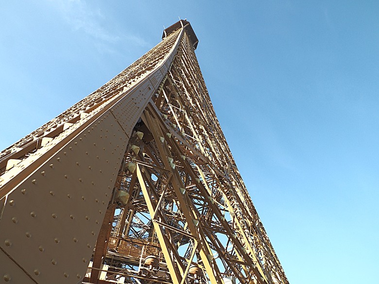 艾菲爾鐵塔(Tour Eiffel)、蒙馬特(Montmartre)、聖心堂(Basilique du Sacré-Cœur de Montmartre),外掛拉法葉百貨 巴黎奧斯曼旗艦店(Galeries Lafayette Haussmann)、莎瑪麗丹百貨(La Samaritaine) — 引領流行的時尚與藝術之都 — 2023年冬季歐洲行旅 第九部
