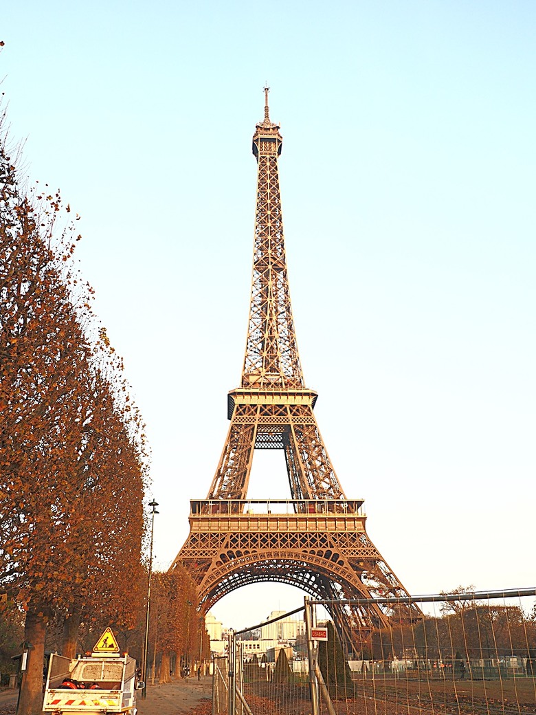 艾菲爾鐵塔(Tour Eiffel)、蒙馬特(Montmartre)、聖心堂(Basilique du Sacré-Cœur de Montmartre),外掛拉法葉百貨 巴黎奧斯曼旗艦店(Galeries Lafayette Haussmann)、莎瑪麗丹百貨(La Samaritaine) — 引領流行的時尚與藝術之都 — 2023年冬季歐洲行旅 第九部