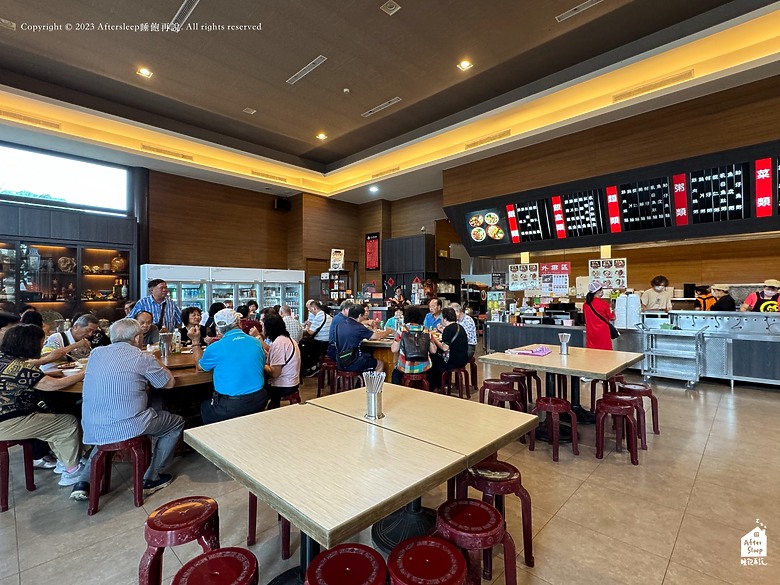 點我看大圖 嘉義東區|噴水雞肉飯(小雅旗艦店)_沒看過這麼大間的火雞肉飯店