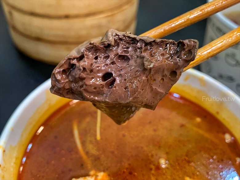 市場旁手工小籠湯包口味多樣，麻辣鴨血深坑臭豆腐必點
