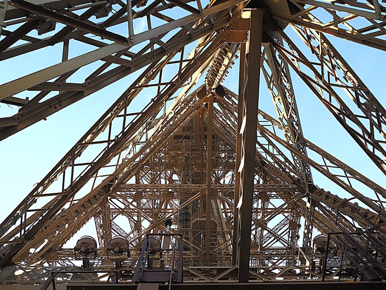 艾菲爾鐵塔(Tour Eiffel)、蒙馬特(Montmartre)、聖心堂(Basilique du Sacré-Cœur de Montmartre),外掛拉法葉百貨 巴黎奧斯曼旗艦店(Galeries Lafayette Haussmann)、莎瑪麗丹百貨(La Samaritaine) — 引領流行的時尚與藝術之都 — 2023年冬季歐洲行旅 第九部