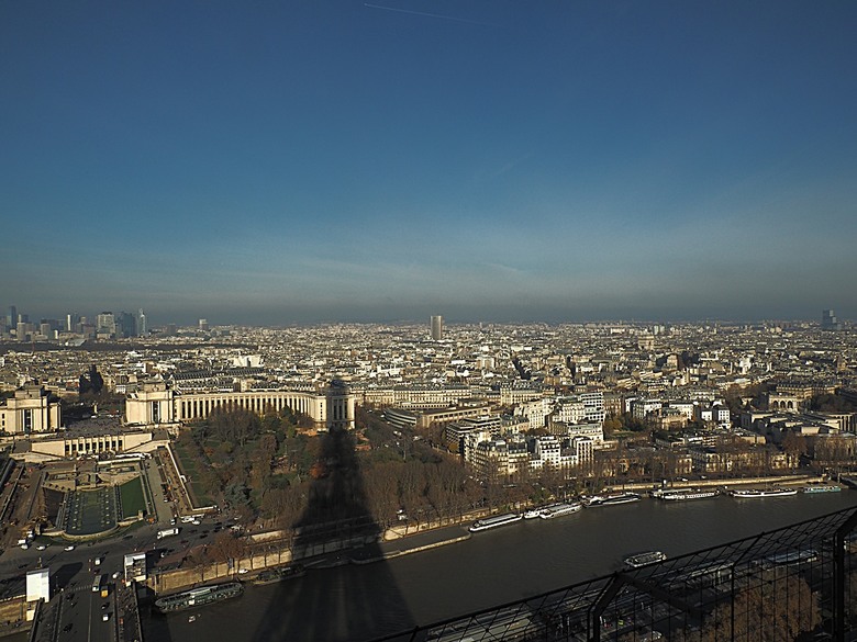 艾菲爾鐵塔(Tour Eiffel)、蒙馬特(Montmartre)、聖心堂(Basilique du Sacré-Cœur de Montmartre)，外掛拉法葉百貨 巴黎奧斯曼旗艦店(Galeries Lafayette Haussmann)、莎瑪麗丹百貨(La Samaritaine) — 引領流行的時尚與藝術之都 — 2023年冬季歐洲行旅 第九部