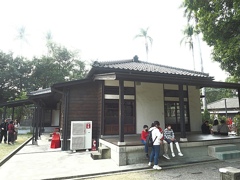 臺灣鳳梨工場、蚵仔寮漁市場、愛琴海岸海景渡假農場、橋頭糖廠、明寧靖王墓,外掛位在屏東的勝利星村V.I.P Zone — 2024年【小惡魔金龍踏春】春節假期遊程之一