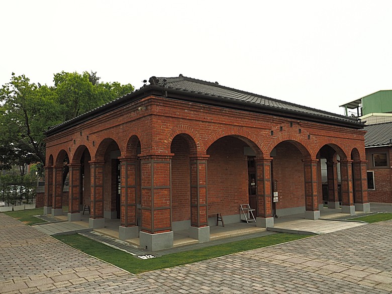 臺灣鳳梨工場、蚵仔寮漁市場、愛琴海岸海景渡假農場、橋頭糖廠、明寧靖王墓，外掛位在屏東的勝利星村V.I.P Zone — 2024年【小惡魔金龍踏春】春節假期遊程之一