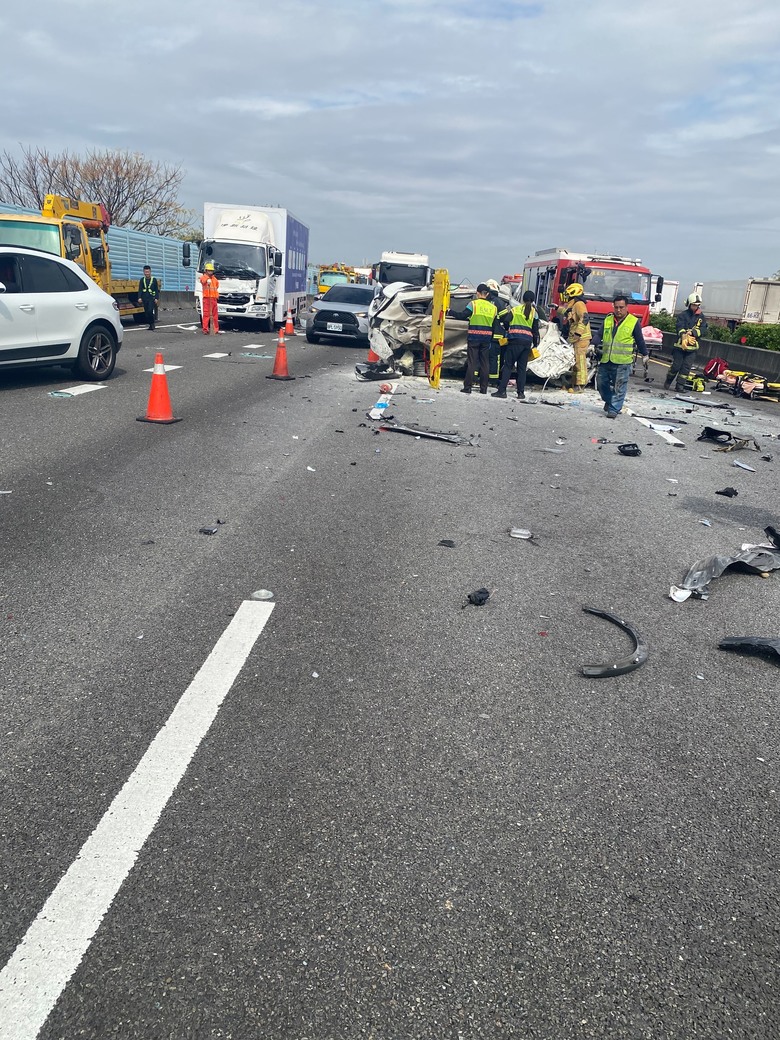 國一彰化路段嚴重事故，小車被撞成廢鐵，並爆燃