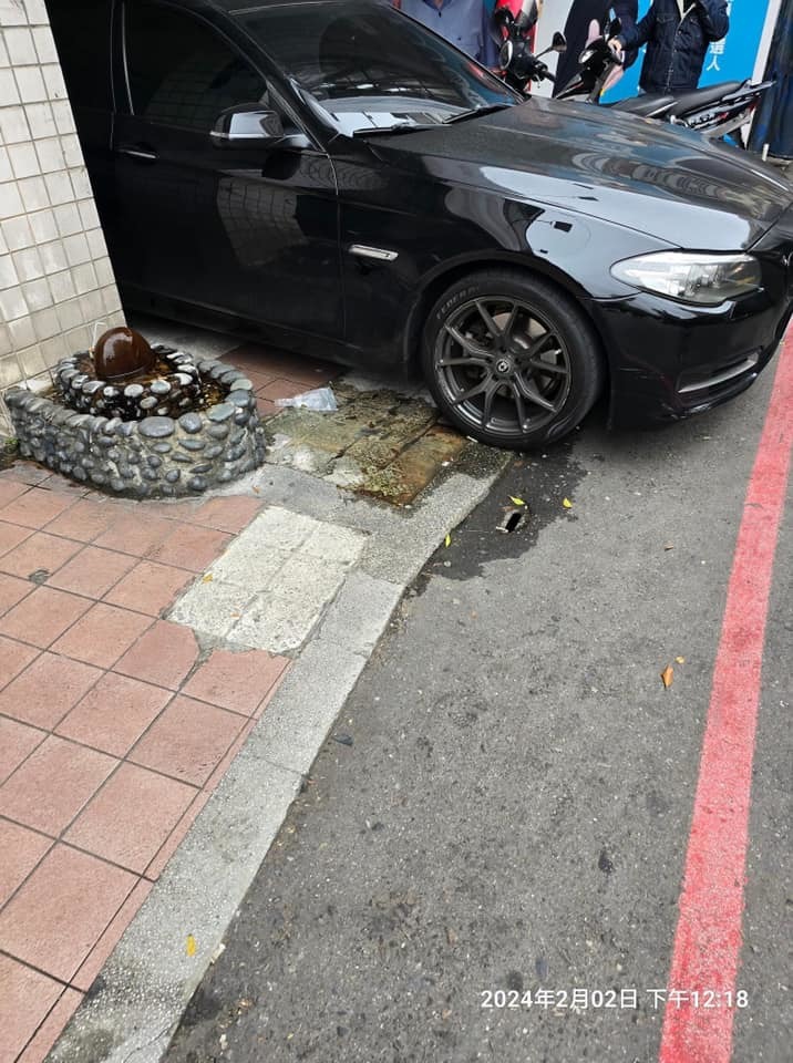 永和分局交通組長黃耿徹,不開陳鴻源副議長違規停車,慘遭交通粉專封鎖