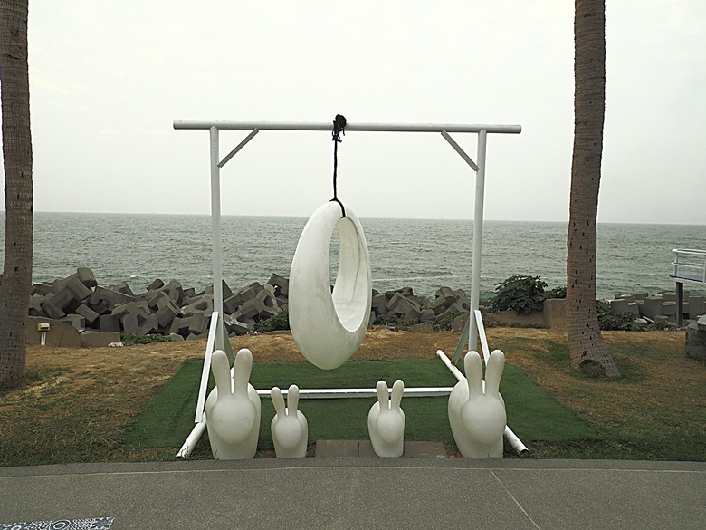 臺灣鳳梨工場、蚵仔寮漁市場、愛琴海岸海景渡假農場、橋頭糖廠、明寧靖王墓,外掛位在屏東的勝利星村V.I.P Zone — 2024年【小惡魔金龍踏春】春節假期遊程之一