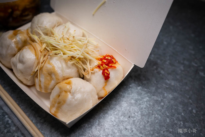 桃園蘆竹在地早餐推薦-貨櫃小籠包!皮Q饀鮮甜~食材精華都鎖在小籠包裡啦~酸辣湯也是料多味美,連壽司都好好吃啦~