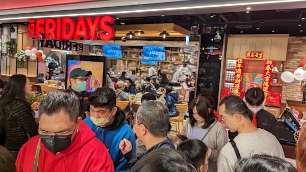 【小惡魔金龍踏春】上山看應景龍騰櫻花，下山靠人擠人喜啃肋排