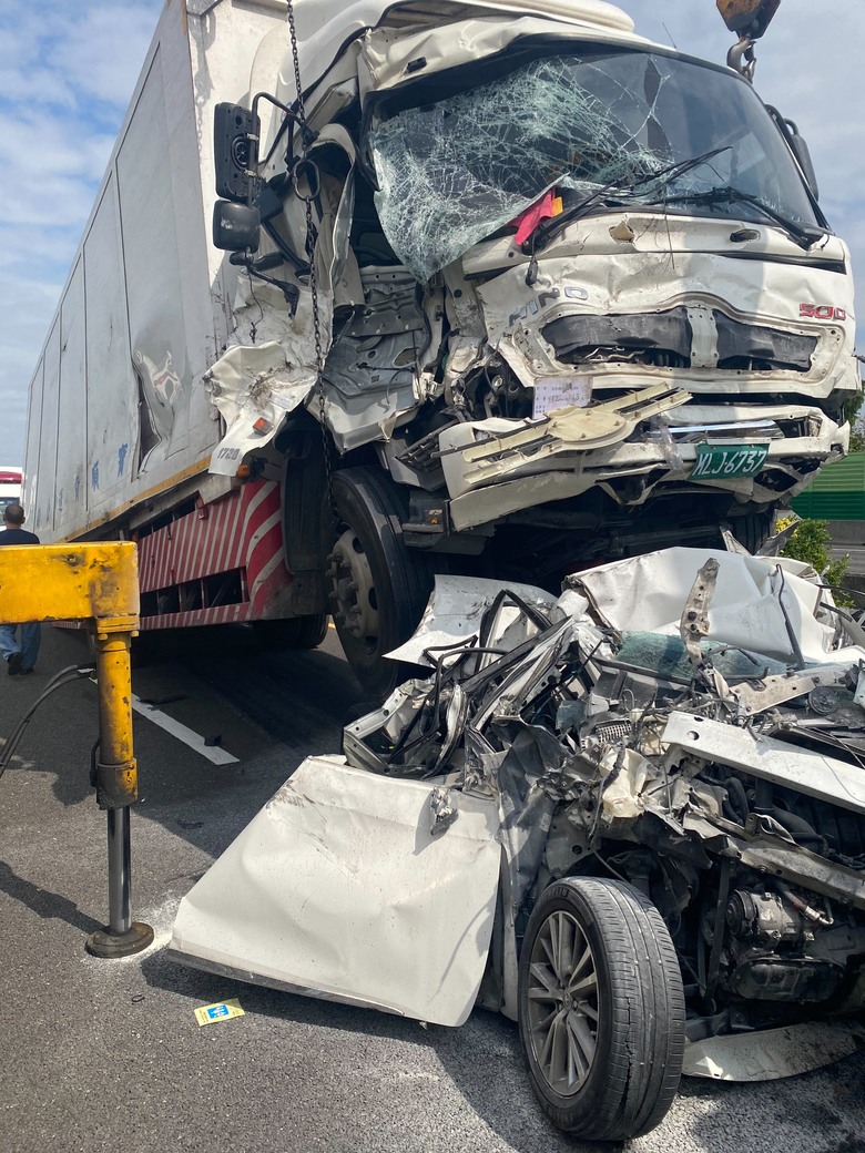 國一彰化路段嚴重事故，小車被撞成廢鐵，並爆燃