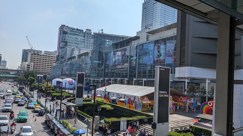 泰國出差兩周見聞- Part III 曼谷World Trade Center / 參拜四面佛 / 曼谷街頭閒晃 / 台人最愛逛的Big C / % Arabica coffee初體驗