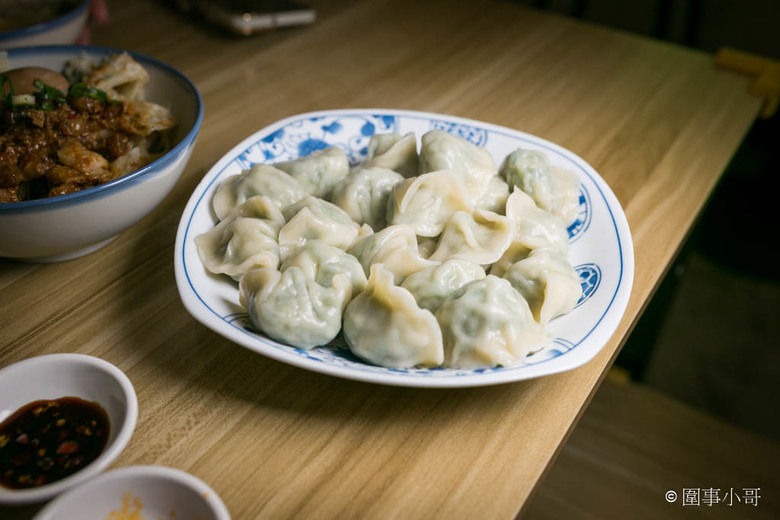 桃園中壢美食推薦-郭老爺山東餃子館,千張餃子口感爽脆紮實!值得一吃的老兵麵也帶著滿滿山東家鄉味呢~馬祖新村美食