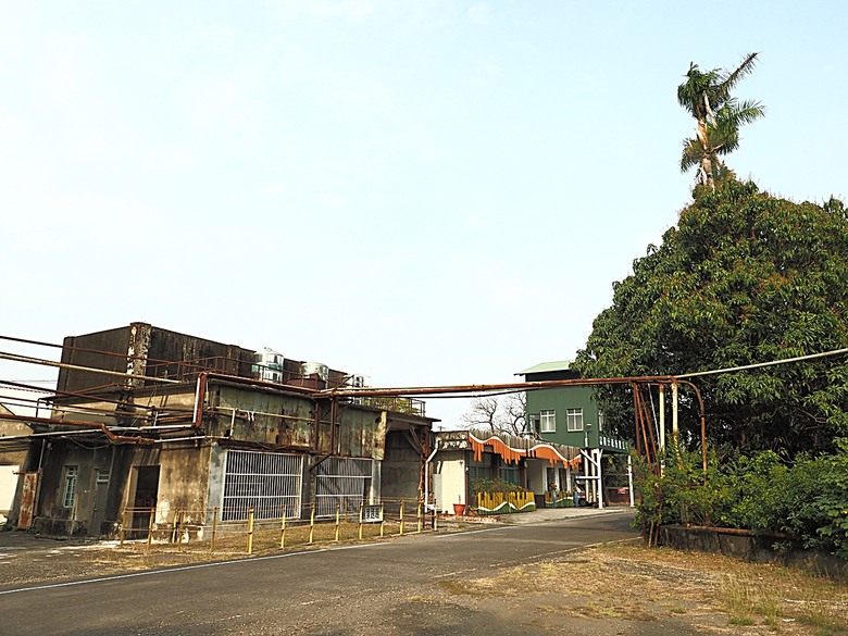 臺灣鳳梨工場、蚵仔寮漁市場、愛琴海岸海景渡假農場、橋頭糖廠、明寧靖王墓,外掛位在屏東的勝利星村V.I.P Zone — 2024年【小惡魔金龍踏春】春節假期遊程之一