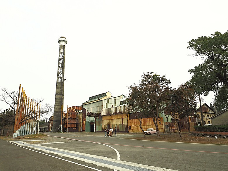 臺灣鳳梨工場、蚵仔寮漁市場、愛琴海岸海景渡假農場、橋頭糖廠、明寧靖王墓,外掛位在屏東的勝利星村V.I.P Zone — 2024年【小惡魔金龍踏春】春節假期遊程之一