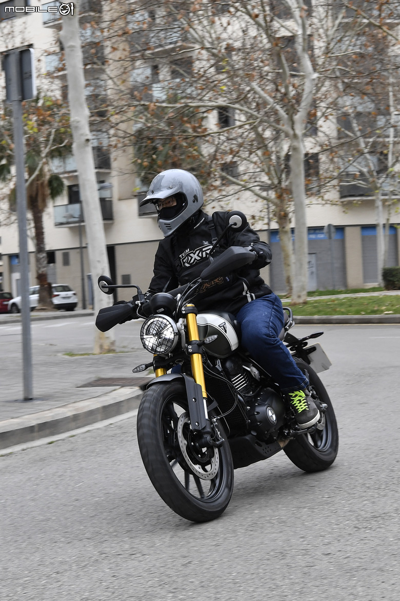 Triumph Speed 400/Scrambler 400 X西班牙試駕|雙生兄弟性格大不同!兩車究竟該怎麼選?
