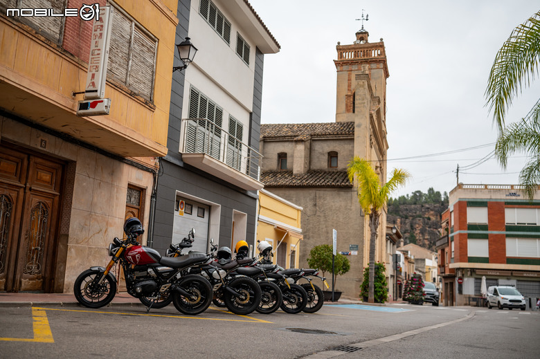 Triumph Speed 400/Scrambler 400 X西班牙試駕|雙生兄弟性格大不同!兩車究竟該怎麼選?