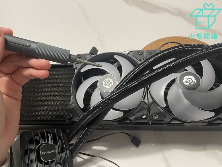 【小宅開箱】4風扇的高效能水冷散熱器，安耐美 LIQMAXFLO 360 ARGB一體式水冷散熱器開箱