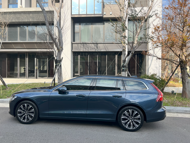 Volvo V60 B3 丹寧藍入手一個月分享