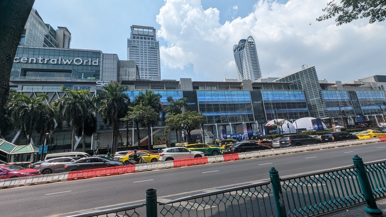 泰國出差兩周見聞- Part III 曼谷World Trade Center / 參拜四面佛 / 曼谷街頭閒晃 / 台人最愛逛的Big C / % Arabica coffee初體驗