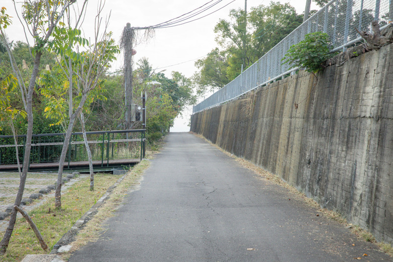 點我看大圖 【小惡魔金龍踏春】高雄小崗山健行步道、崗山之眼天空廊道