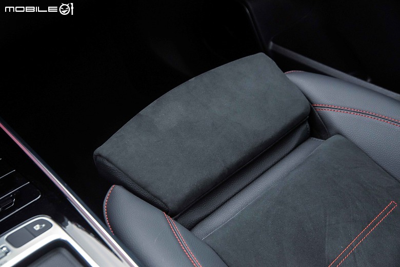 Mercedes-Benz 小改款 GLB 200 試駕｜科技、動力再優化，空間機能仍表現強勢！