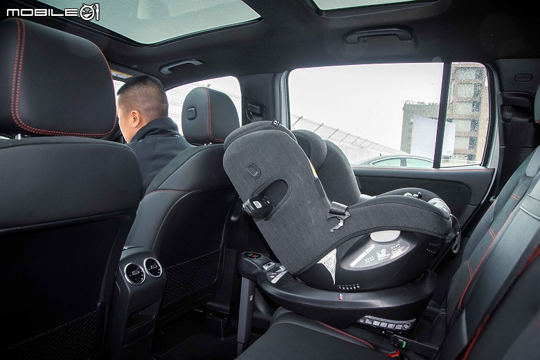Mercedes-Benz 小改款 GLB 200 試駕｜科技、動力再優化，空間機能仍表現強勢！