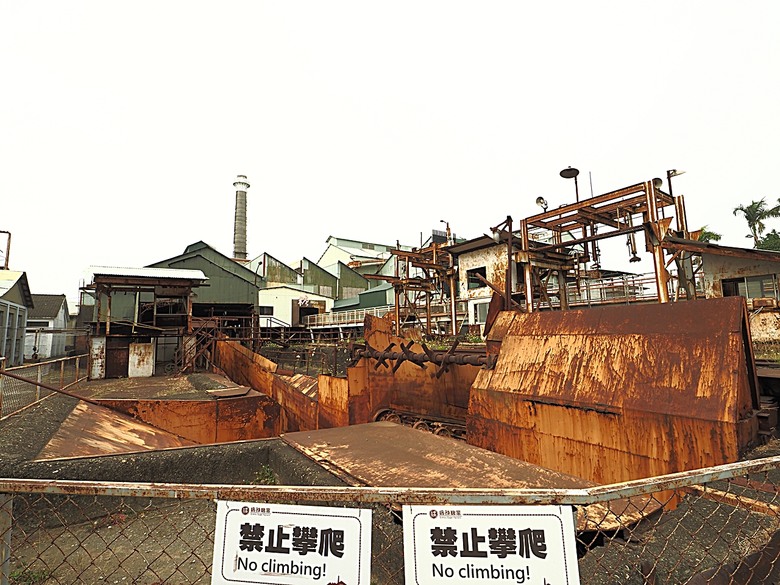臺灣鳳梨工場、蚵仔寮漁市場、愛琴海岸海景渡假農場、橋頭糖廠、明寧靖王墓,外掛位在屏東的勝利星村V.I.P Zone — 2024年【小惡魔金龍踏春】春節假期遊程之一