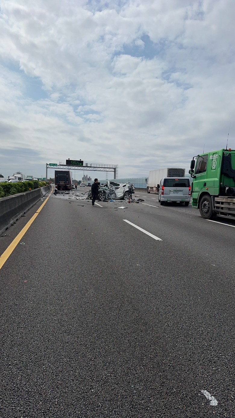 國一彰化路段嚴重事故，小車被撞成廢鐵，並爆燃