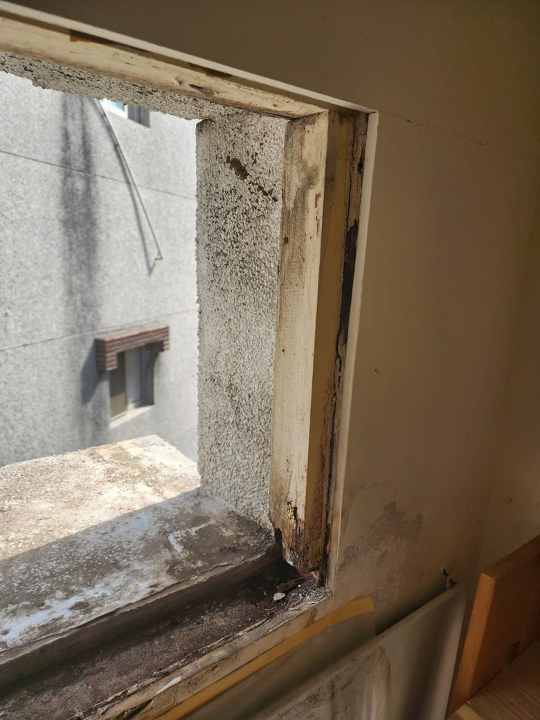 窗型冷氣移除 冷氣孔泥作修繕+防水請益