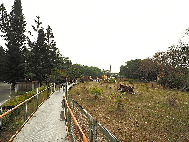 臺灣鳳梨工場、蚵仔寮漁市場、愛琴海岸海景渡假農場、橋頭糖廠、明寧靖王墓,外掛位在屏東的勝利星村V.I.P Zone — 2024年【小惡魔金龍踏春】春節假期遊程之一