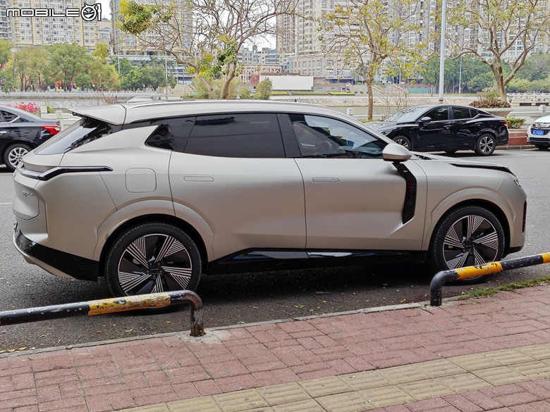 分享一輛臺灣沒有的車型領克08