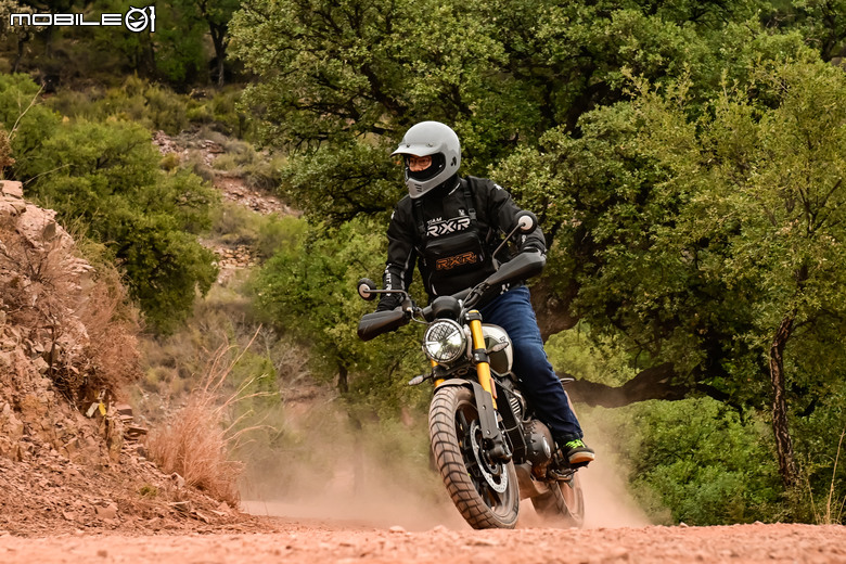Triumph Speed 400/Scrambler 400 X西班牙試駕|雙生兄弟性格大不同!兩車究竟該怎麼選?