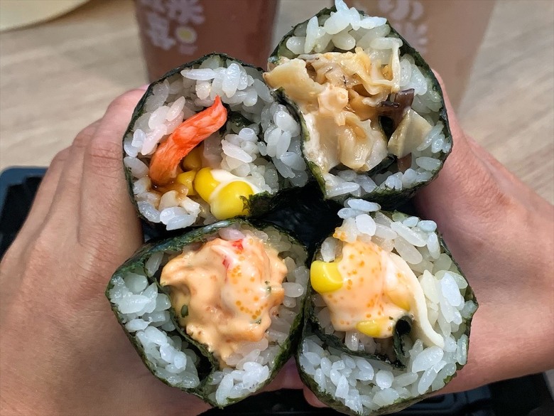 奠安宮美食壽司店，還有烏龍麵、飲料、炸物多樣的餐點可以選擇