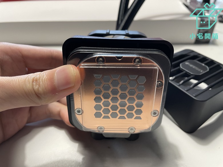【小宅開箱】4風扇的高效能水冷散熱器，安耐美 LIQMAXFLO 360 ARGB一體式水冷散熱器開箱