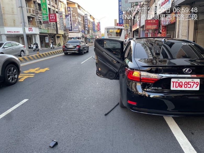 路邊車突開車門，這次是擊中汽車