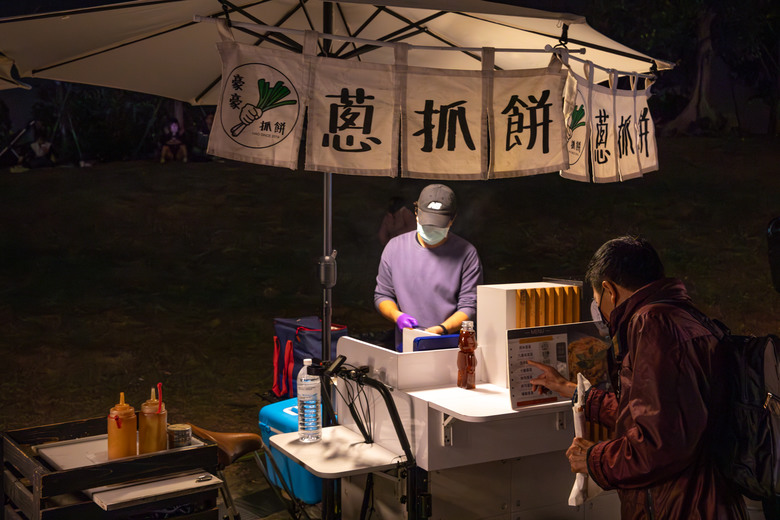 點我看大圖 【小惡魔金龍踏春】2024黃色小鴨游回高雄|冬日遊樂園 |高雄愛河灣