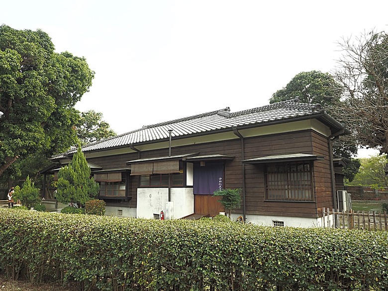 臺灣鳳梨工場、蚵仔寮漁市場、愛琴海岸海景渡假農場、橋頭糖廠、明寧靖王墓,外掛位在屏東的勝利星村V.I.P Zone — 2024年【小惡魔金龍踏春】春節假期遊程之一