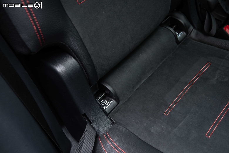 Mercedes-Benz 小改款 GLB 200 試駕｜科技、動力再優化，空間機能仍表現強勢！