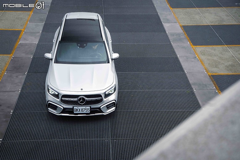 Mercedes-Benz 小改款 GLB 200 試駕｜科技、動力再優化，空間機能仍表現強勢！