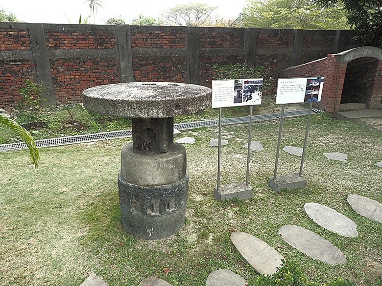臺灣鳳梨工場、蚵仔寮漁市場、愛琴海岸海景渡假農場、橋頭糖廠、明寧靖王墓,外掛位在屏東的勝利星村V.I.P Zone — 2024年【小惡魔金龍踏春】春節假期遊程之一