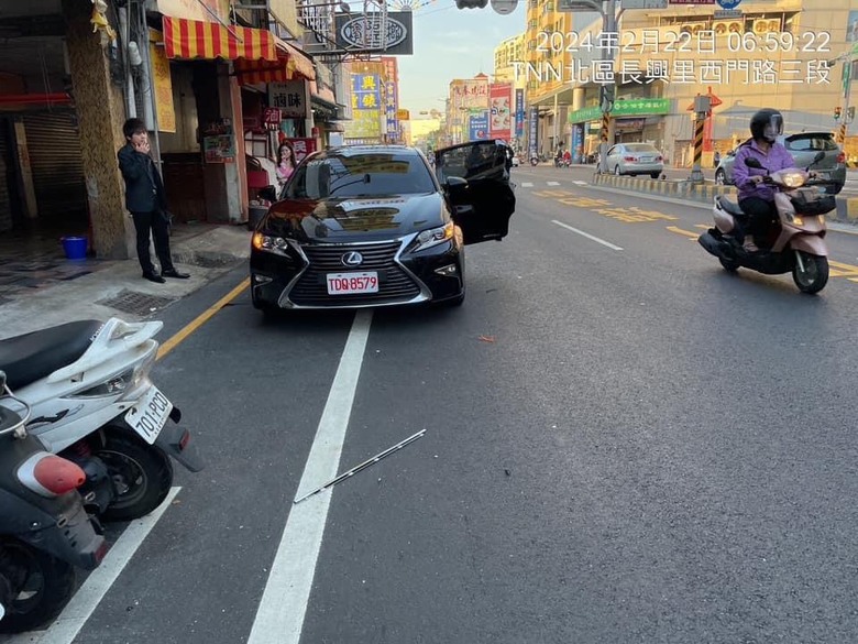 路邊車突開車門，這次是擊中汽車