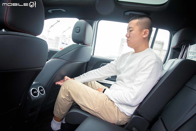 Mercedes-Benz 小改款 GLB 200 試駕｜科技、動力再優化，空間機能仍表現強勢！