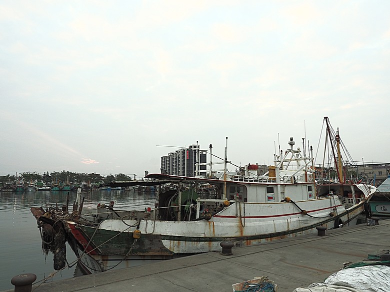 臺灣鳳梨工場、蚵仔寮漁市場、愛琴海岸海景渡假農場、橋頭糖廠、明寧靖王墓,外掛位在屏東的勝利星村V.I.P Zone — 2024年【小惡魔金龍踏春】春節假期遊程之一