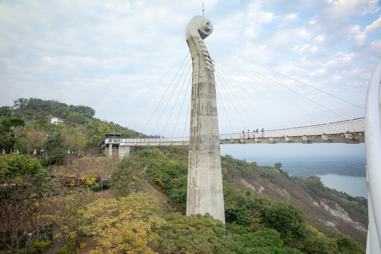 點我看大圖 【小惡魔金龍踏春】高雄小崗山健行步道、崗山之眼天空廊道