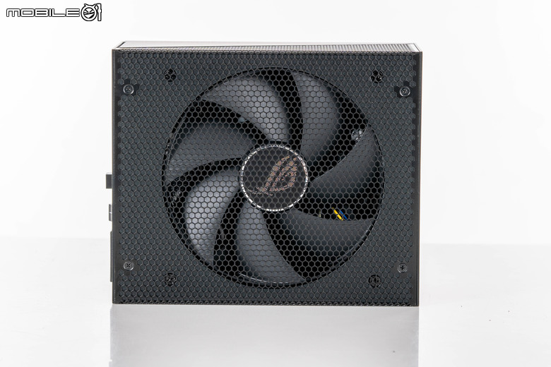 ROG STRIX RTX 4080 Super O16G GAMING 顯示卡開箱實測 以搶眼視覺設計搭配超頻性能表現