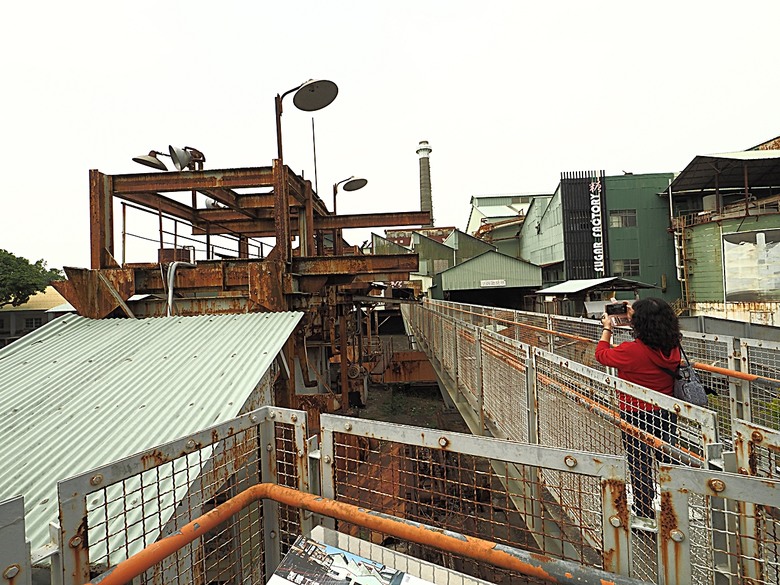 臺灣鳳梨工場、蚵仔寮漁市場、愛琴海岸海景渡假農場、橋頭糖廠、明寧靖王墓,外掛位在屏東的勝利星村V.I.P Zone — 2024年【小惡魔金龍踏春】春節假期遊程之一